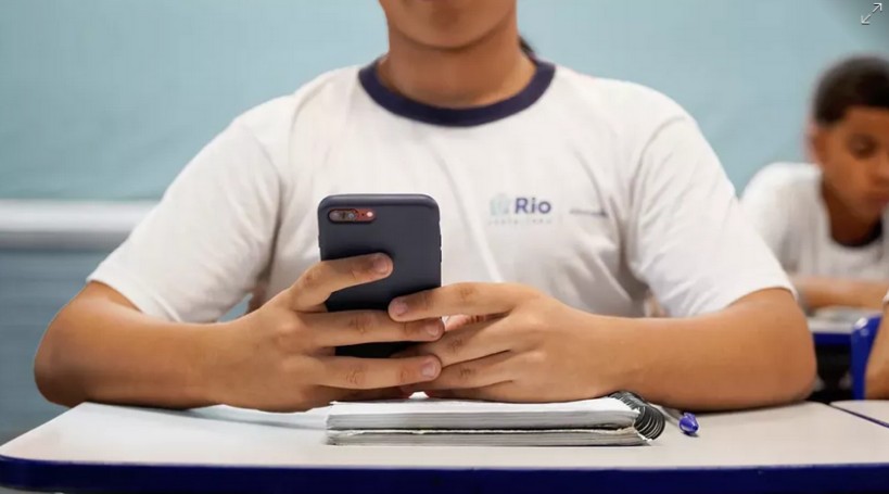 Medida para banir celular na sala de aula é positiva