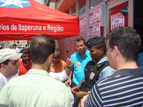 Bradesco chama a polícia que prende e arrebenta no interior do Rio