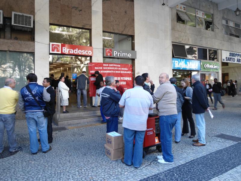 Distribuição da Cartilha &quot;Como se defender dos abusos dos bancos&quot;