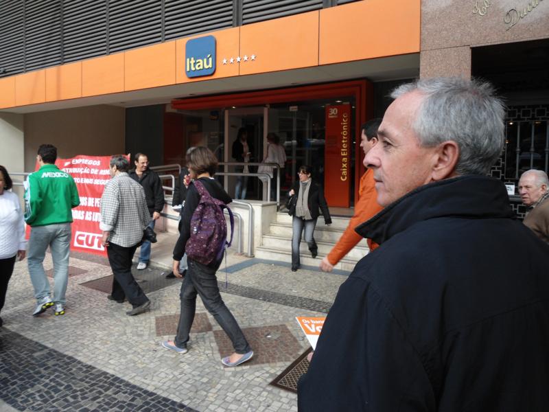 Segundo dia  da distribuição da cartilha &quot; Como se defender dos abusos dos bancos&quot;