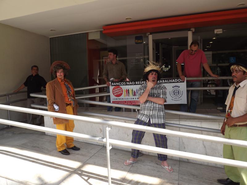 Manifestação no Itaú Unibanco com a Cia  de Emergência Teatral.