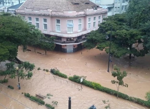Mais um dia de chuvas fortes em Petrópolis e mais uma demonstração de despreparo nos bancos