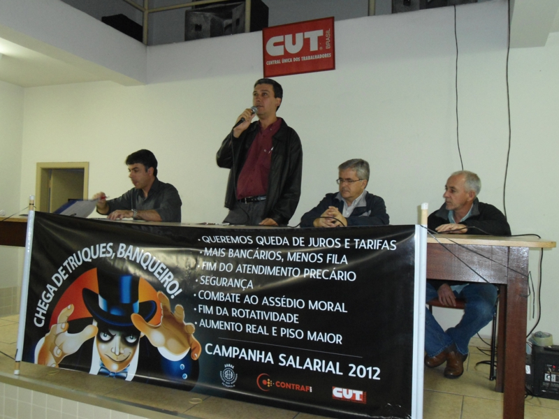 ASSEMBLEIA DECIDE PELA GREVE