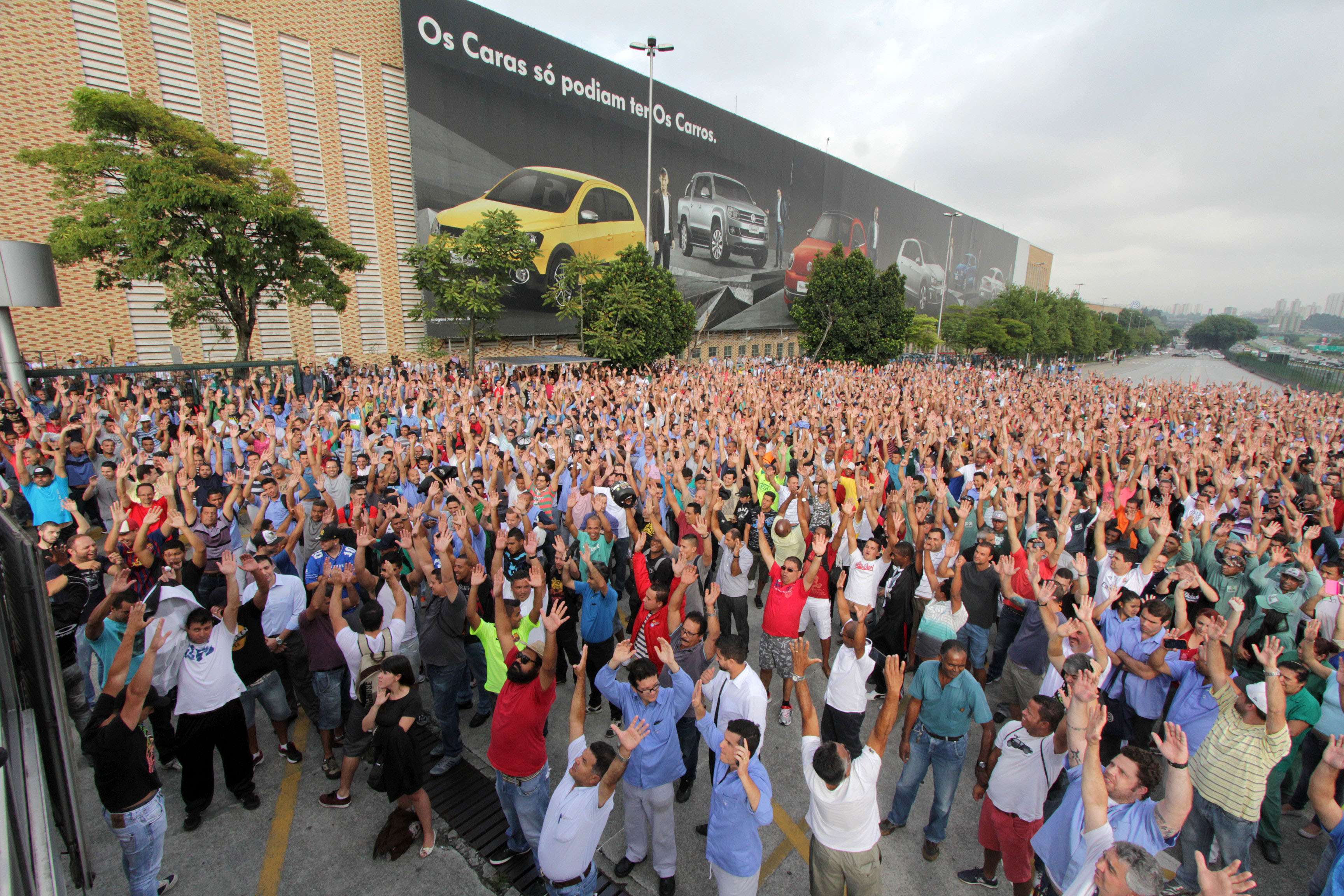 Após pressão sindical e mobilização da categoria, Volkswagen readmite 800 trabalhadores