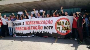 Câmara rasga CLT e aprova texto-base do PL 4330